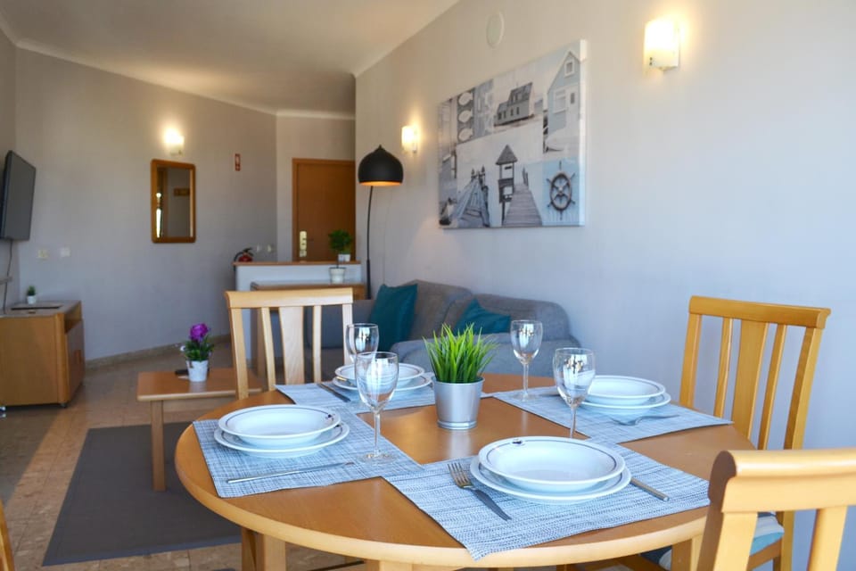 Bed, Day, Summer, TV and multimedia, Coffee/tea facilities, Balcony/Terrace, Living room, Photo of the whole room, Decorative detail, Seating area, Dining area, On site, City view, Street view, young children, older children, group of guests, Family, Quiet street view, Inner courtyard view