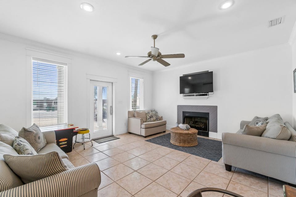 TV and multimedia, Living room, Decorative detail, Seating area, Area and facilities, fireplace, flat iron, locker, air conditioner