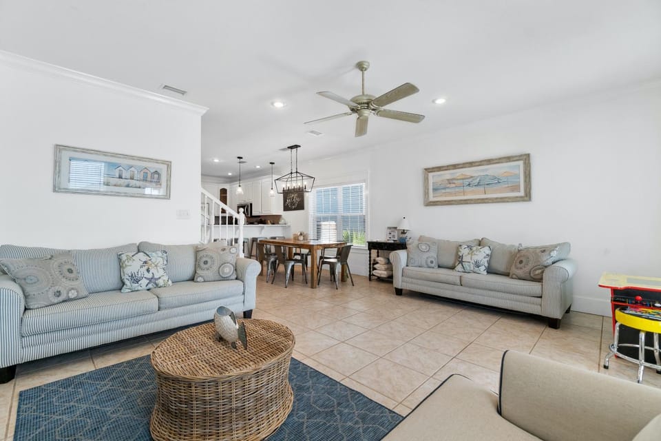 Living room, Decorative detail, Seating area, Dining area, fireplace, locker, kitchen, air conditioner