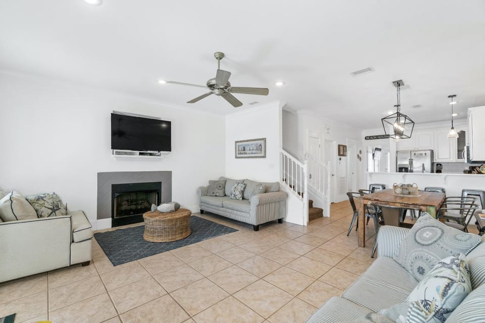 TV and multimedia, Living room, Decorative detail, Seating area, Dining area, fireplace, flat iron, locker, kitchen, air conditioner