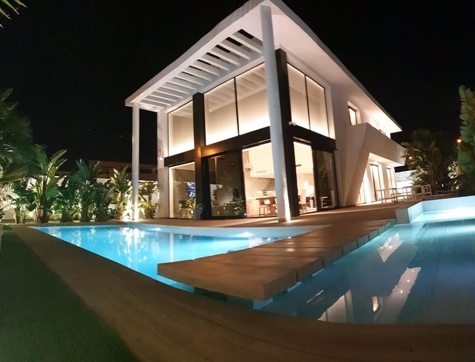 Facade/entrance, Swimming pool