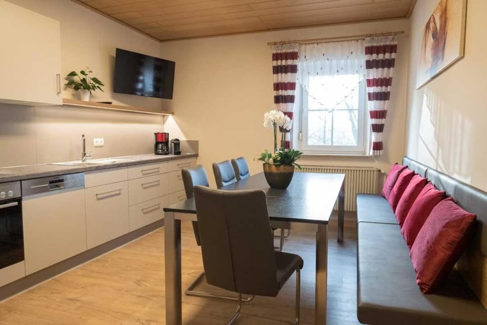 Kitchen or kitchenette, Seating area, Dining area