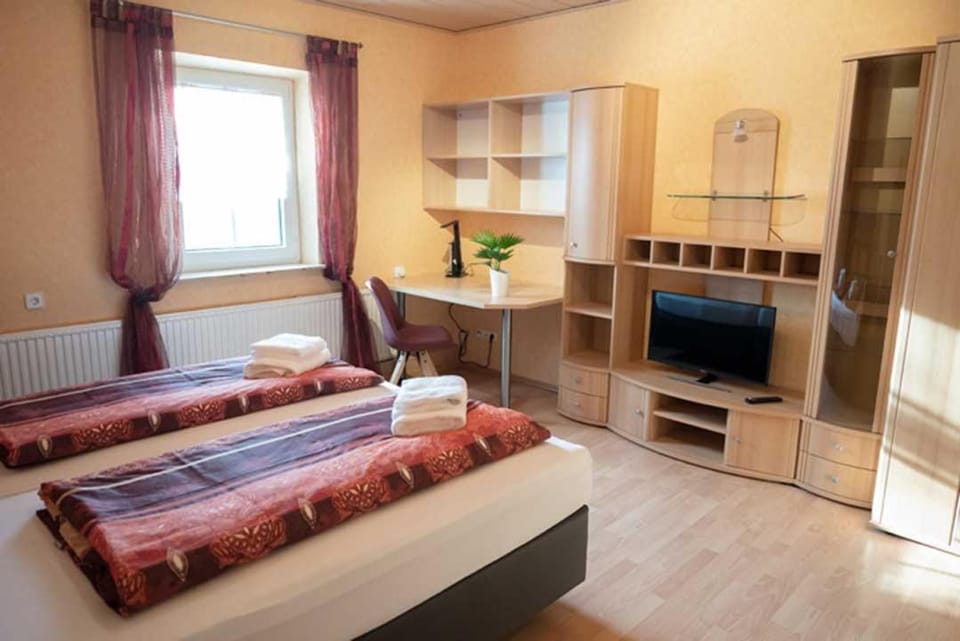 Bed, TV and multimedia, Photo of the whole room, Bedroom