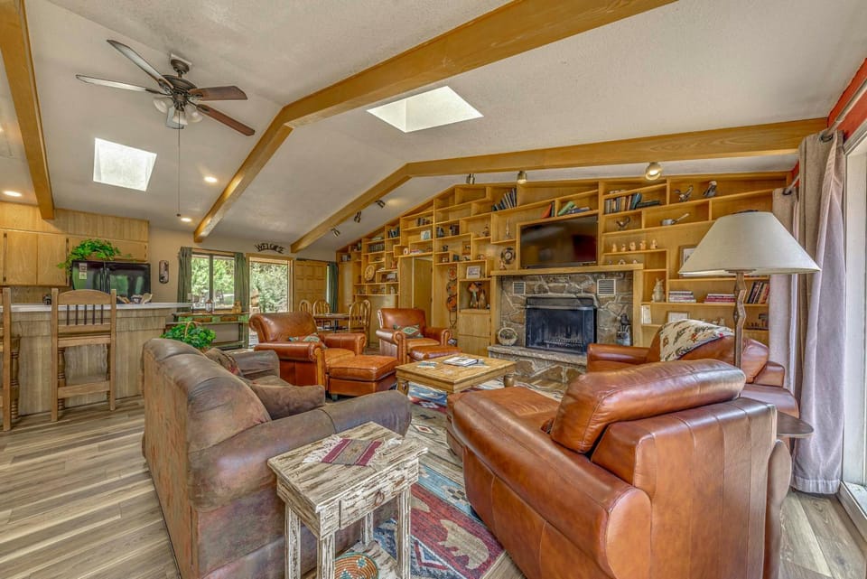 Hot Tub, Deck & Fireplace at Rustic Alto Cabin! Cabin in Alto