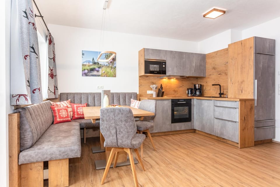 Coffee/tea facilities, Kitchen or kitchenette, Seating area, Dining area