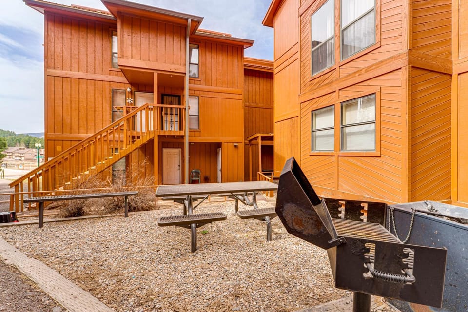 2 Blocks to Angel Fire Resort: Family Condo House in Angel Fire