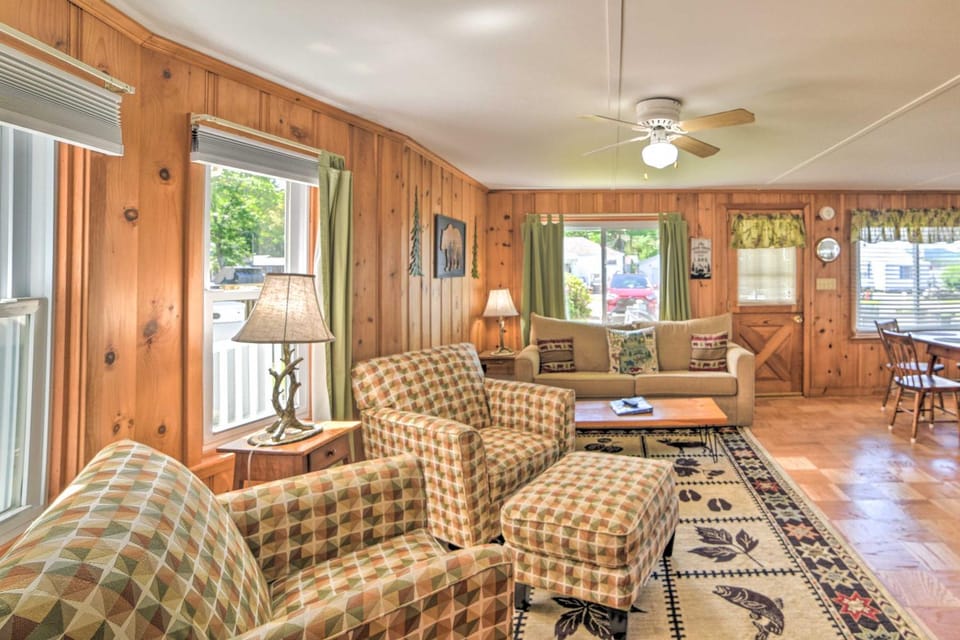 Sebago Lake Cottage w/ Patio + Beach Access! House in Sebago Lake