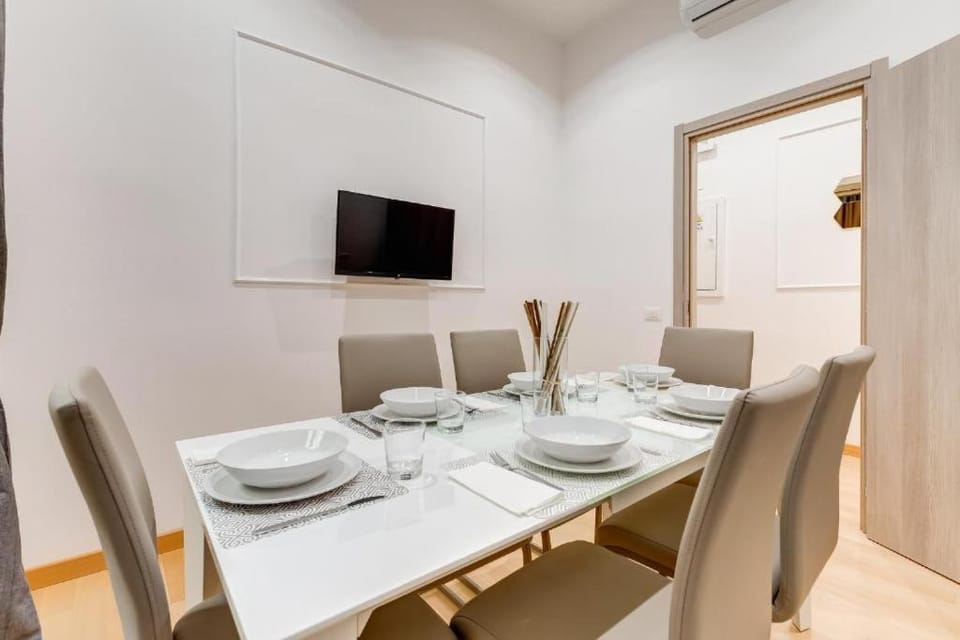 TV and multimedia, Living room, Seating area, Dining area, air conditioner