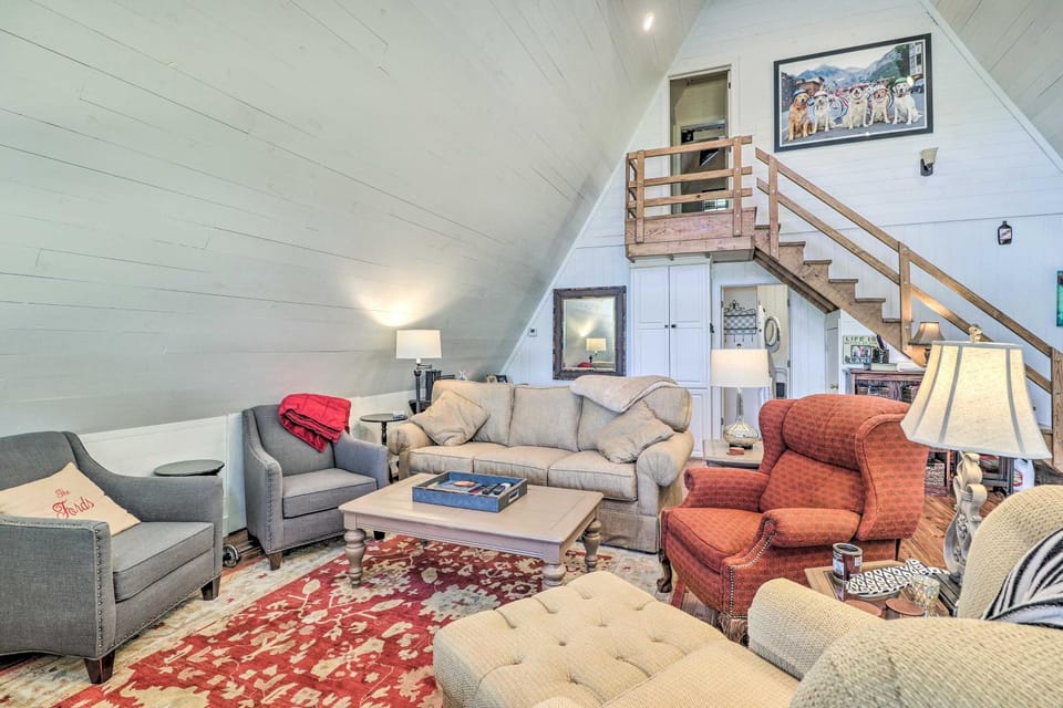 Lake Martin Cabin w/ Luxury Dock & Kayaks! Cabin in Lake Martin