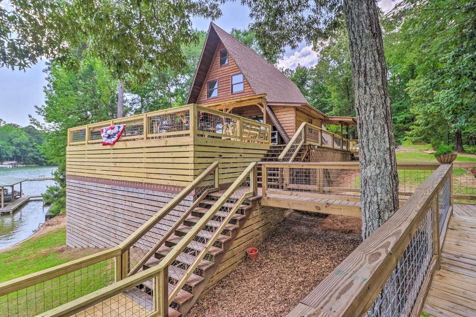 Lake Martin Cabin w/ Luxury Dock & Kayaks! Cabin in Lake Martin