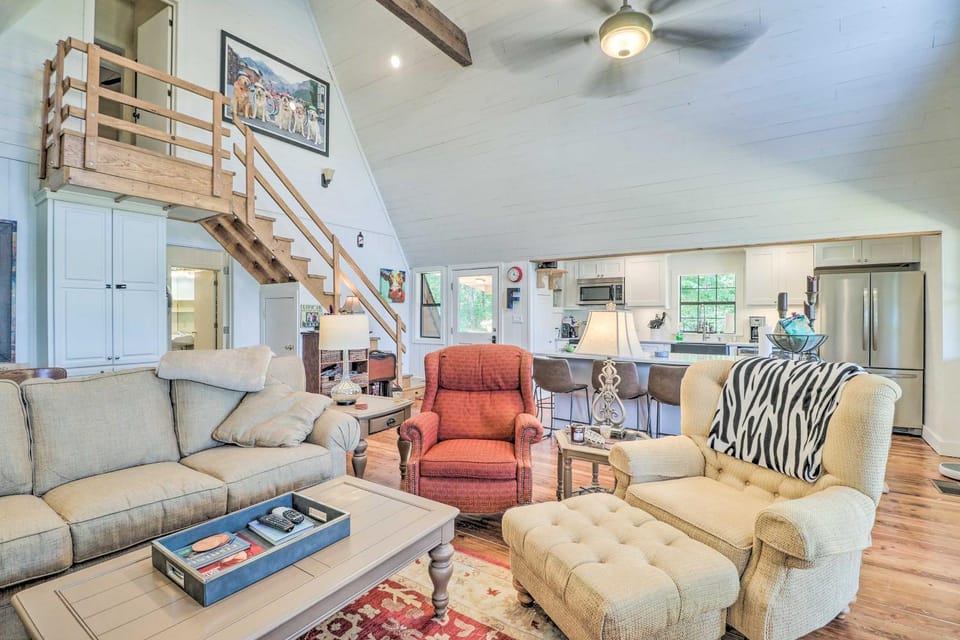 Lake Martin Cabin w/ Luxury Dock & Kayaks! Cabin in Lake Martin