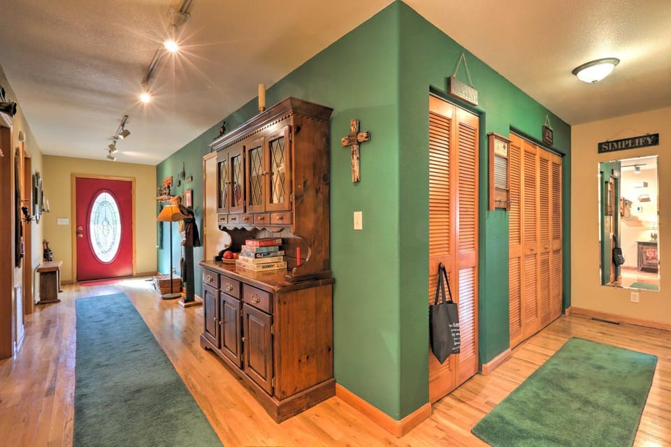 Rustic Cabin w/ Deck ~ 4 Mi to Old Town Flagstaff! Cabin in Flagstaff