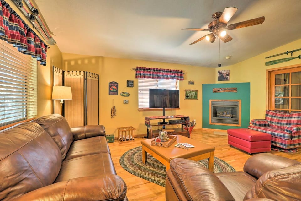 Rustic Cabin w/ Deck ~ 4 Mi to Old Town Flagstaff! Cabin in Flagstaff