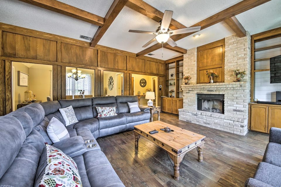Family-Friendly San Antonio Home w/ Hot Tub & Deck House in San Antonio