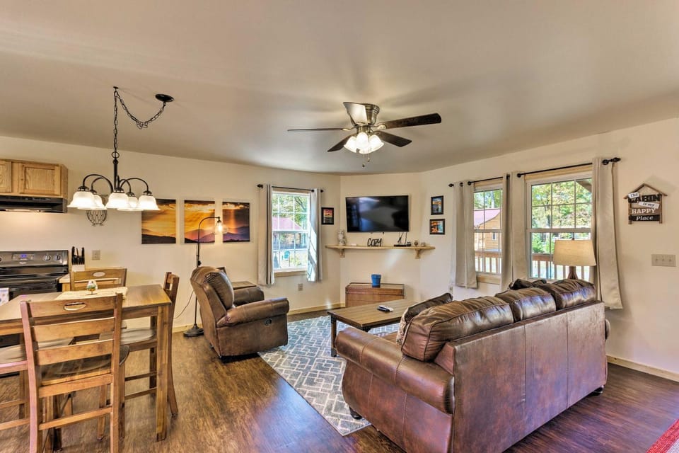 5 Mi to Dtwn: Bryson City Cabin w/ Resort Perks! Cabin in Swain County