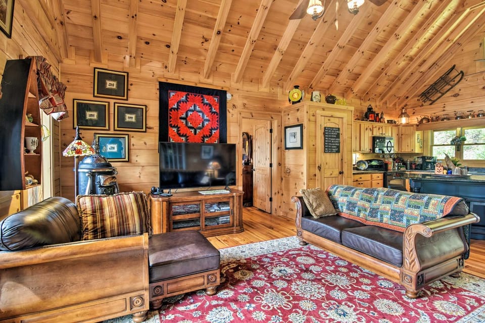 Cabin w/ BBQ + Games - Walk to Blue Ridge Parkway! Cabin in Great Smoky Mountains