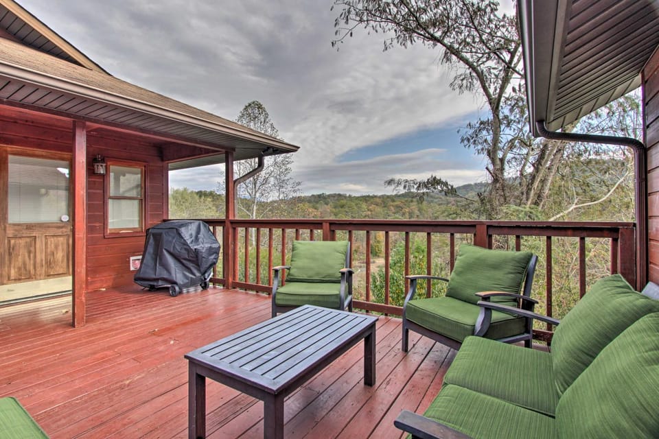 Luxe Cabin w/ Covered Pool + Smoky Mountain Vistas Cabin in Sevier County