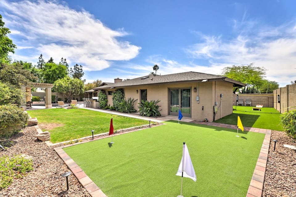 Outdoor Kitchen: Desert Dream Home in Scottsdale! House in Phoenix