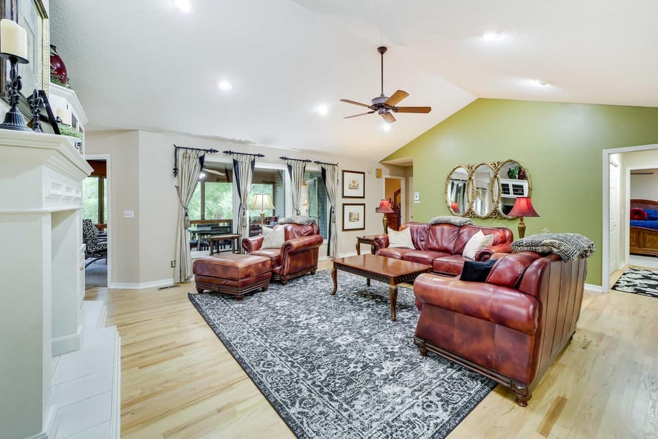 Bella Vista Lakehouse with Hill Tram, Deck and Views! House in Bella Vista