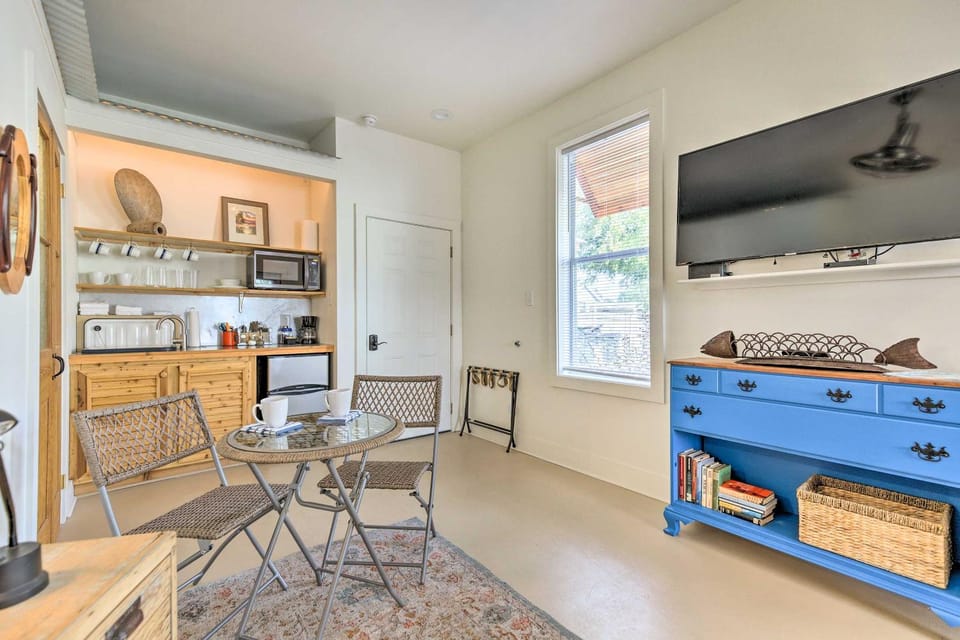 Old Town Getaway, Walk to Shopping, Dining, & Bay! Apartment in Bay Saint Louis