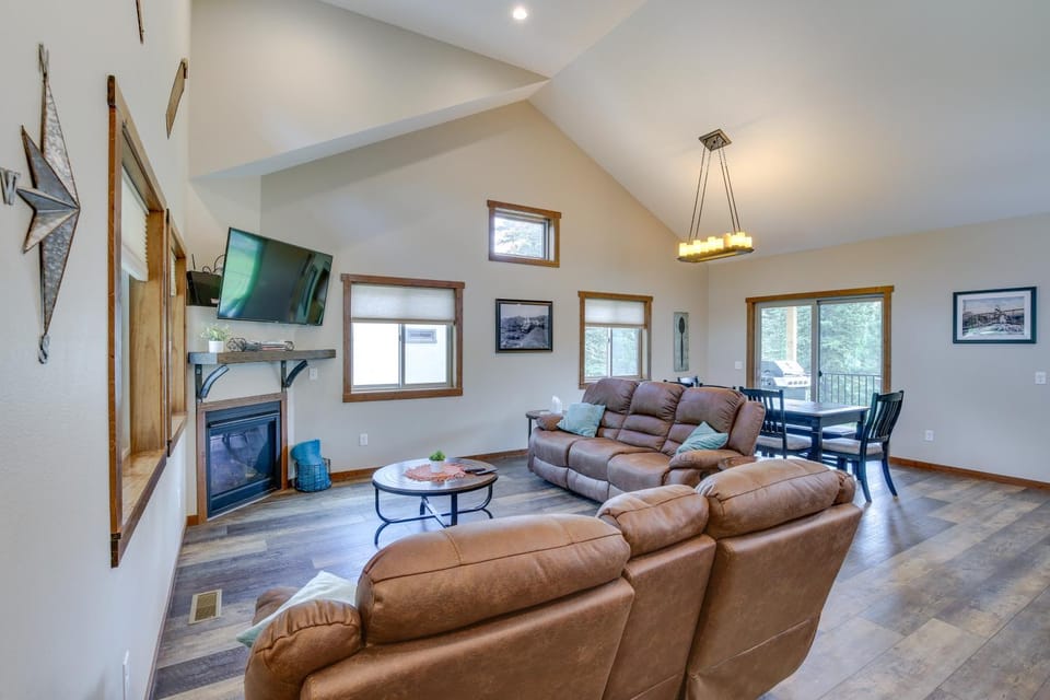Family-Friendly Lead Cabin Near ATV/Snowmobiling Cabin in North Lawrence