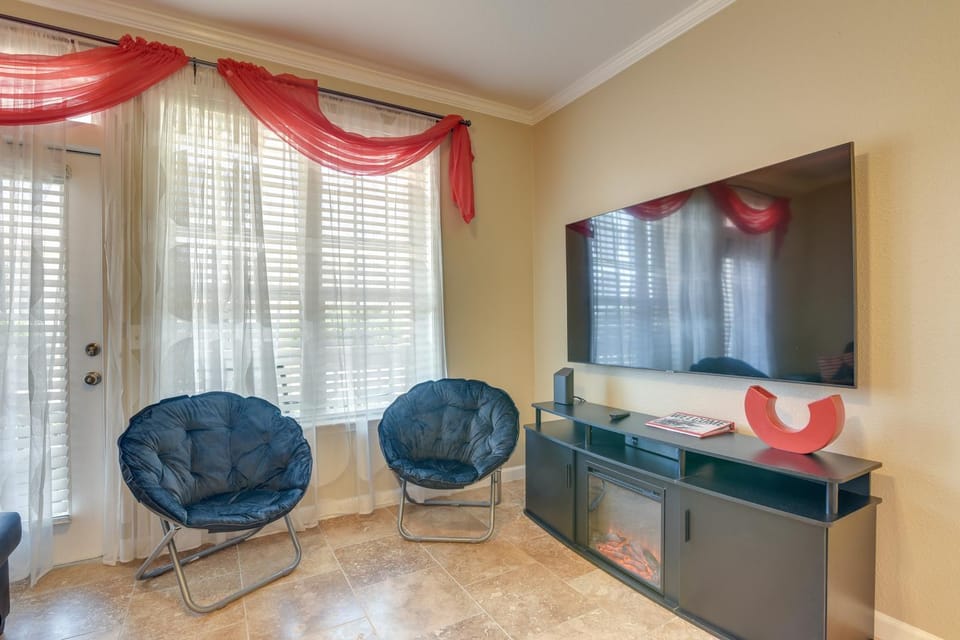 Steps to Beach & Seawall! Galveston Condo w/ Pool House in Galveston Island