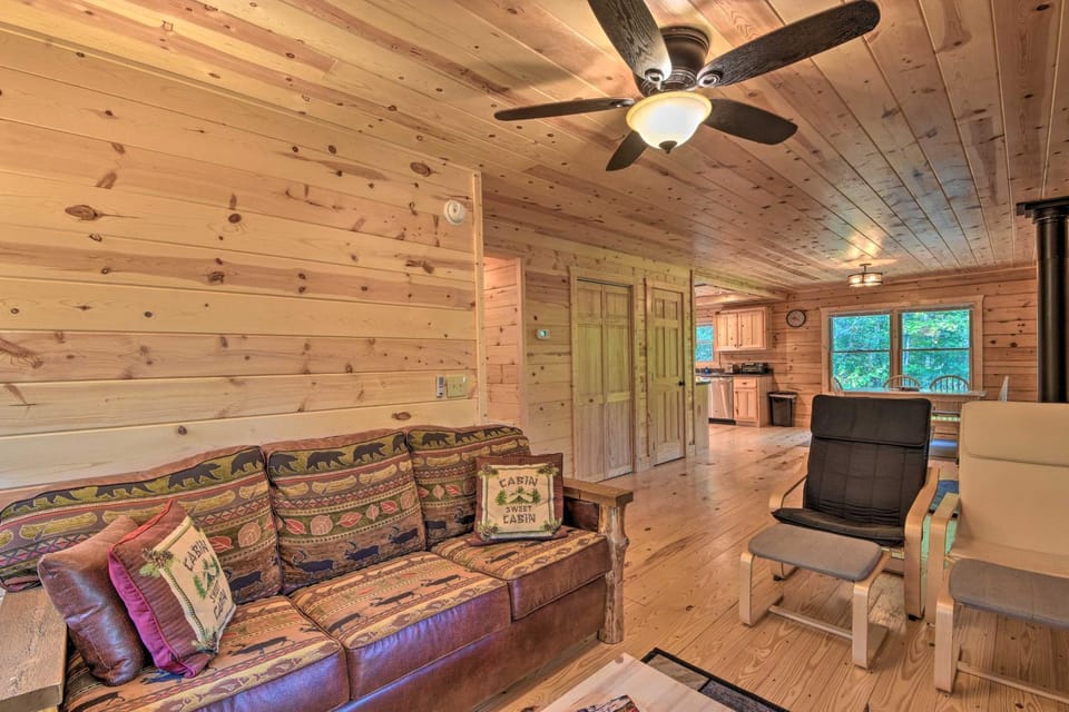 Secluded Cabin w/ Deck 13 Miles to Downtown Murphy Cabin in Tennessee