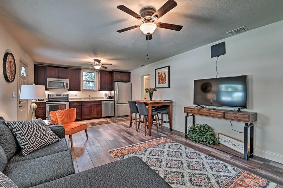 Walkable Winter Garden Bungalow: 3 Blocks to Dtwn House in Winter Garden