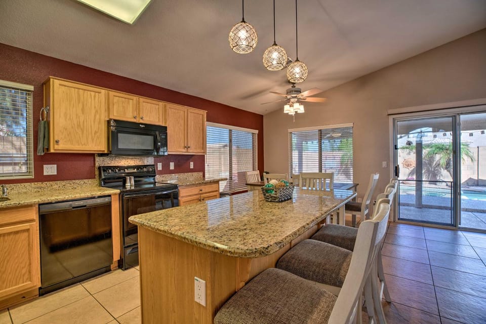 Outdoor Kitchen, Heated Pool: Gilbert Retreat! House in Gilbert