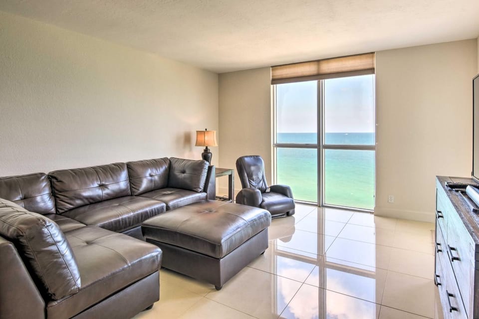 Beachfront Condo w/ Pool Access in Hollywood! House in Hollywood Beach