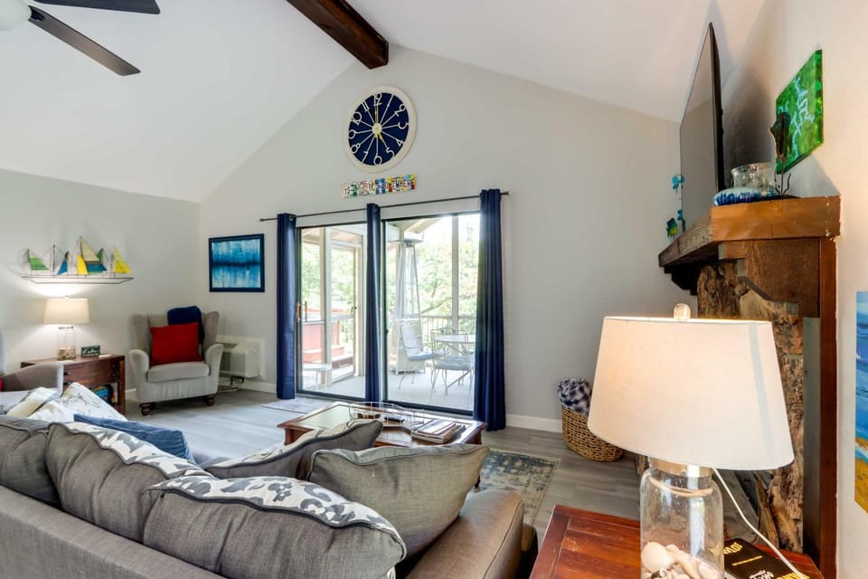 1 Mi to Margaritaville Resort! Getaway w/ Hot Tub House in Lake of the Ozarks
