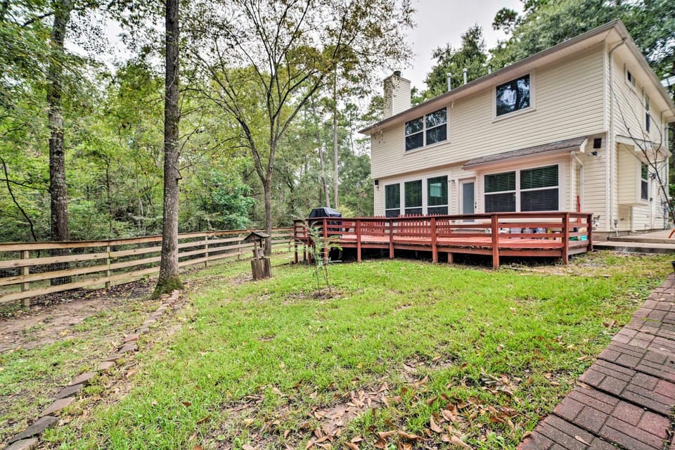 Modern Montgomery Home w/ Backyard, Deck, & Grill House in Conroe