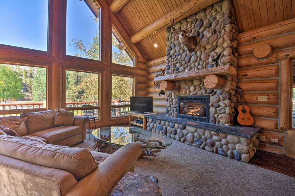 Custom Bitterroot Valley Cabin w/ Hot Tub & Views! Cabin in Salmon River