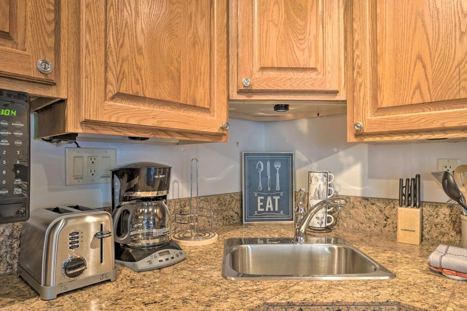 Ski Lovers Studio w/ Easy Pool + Hot Tub Access! House in Snowmass Village