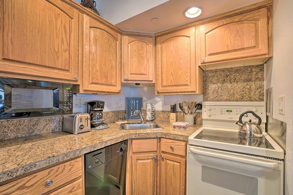 Ski Lovers Studio w/ Easy Pool + Hot Tub Access! House in Snowmass Village