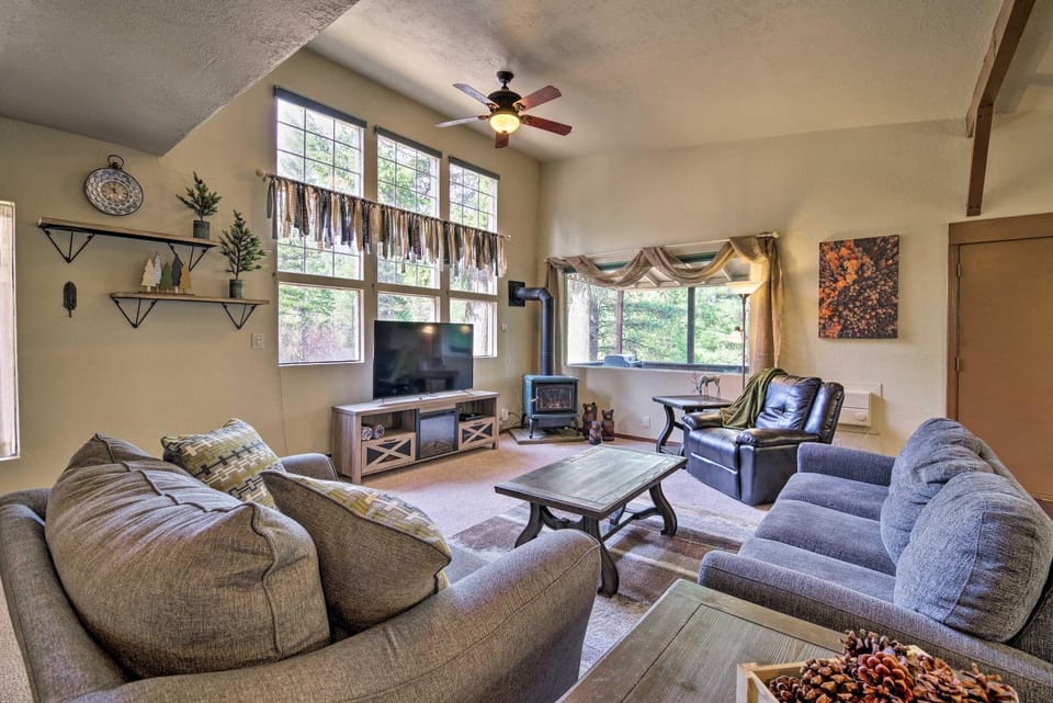 Private Cabin, 5-Min Drive to Hot Springs & Golf! Cabin in Valley County