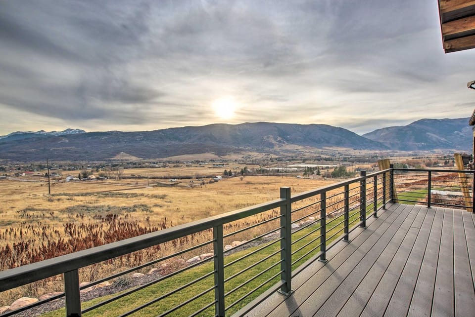 Modern Townhome w/ Mtn Views < 7 Mi to Ski Resorts House in Utah