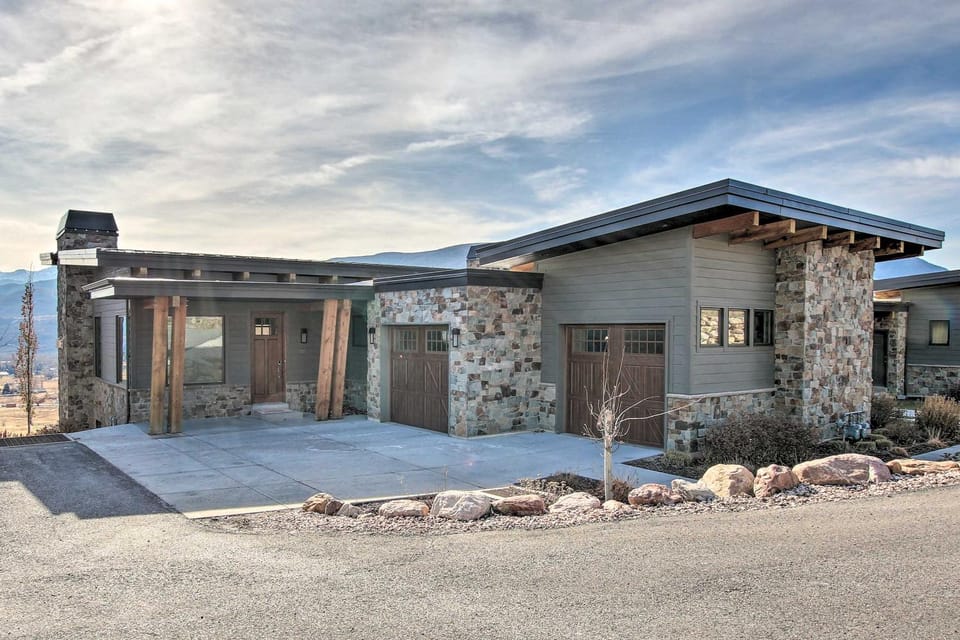 Modern Townhome w/ Mtn Views < 7 Mi to Ski Resorts House in Utah