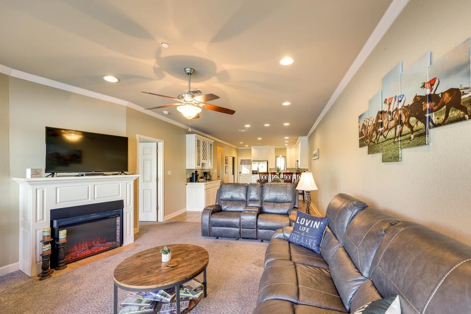 Pool & Lake Hamilton Access: Hot Springs Condo! House in Lake Hamilton