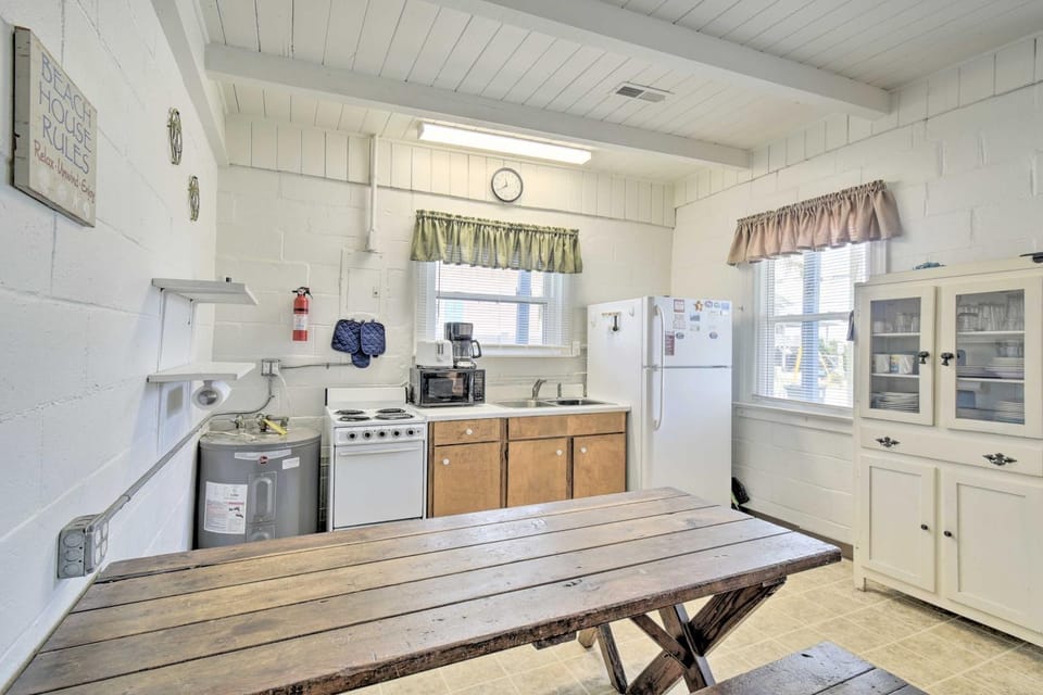 Steps to Ocean: Breezy Myrtle Beach Bungalow! House in North Myrtle Beach