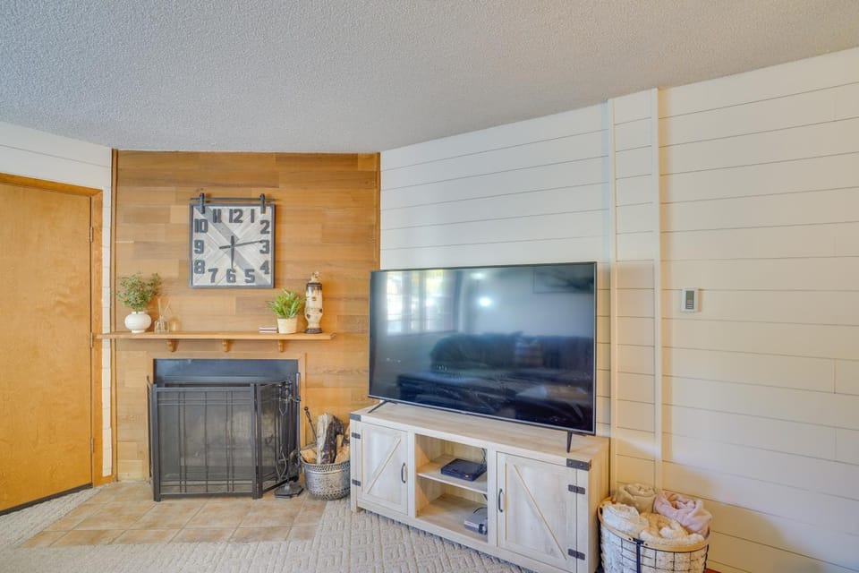 Mountainside Paradise: Ski-In/Ski-Out Resort Condo House in Brian Head