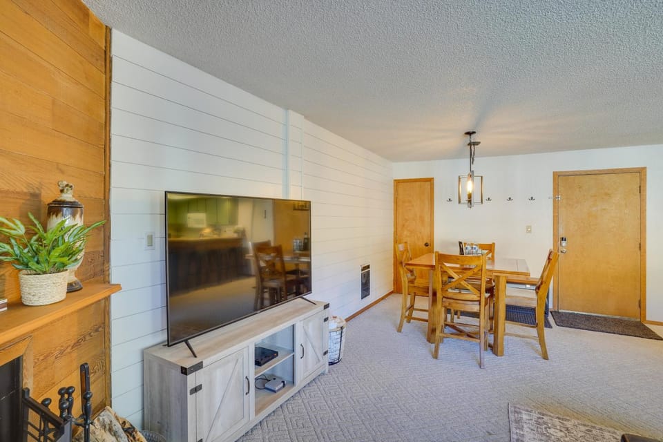 Mountainside Paradise: Ski-In/Ski-Out Resort Condo House in Brian Head