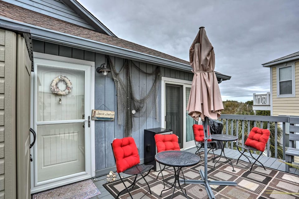 Breezy Murrells Inlet Condo w/ Deck: Walk to Beach House in Garden City