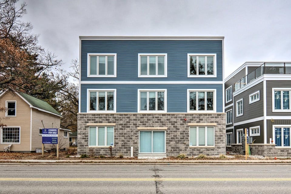 Centrally Located Traverse City Condo 1 Mi to Bay House in Traverse City