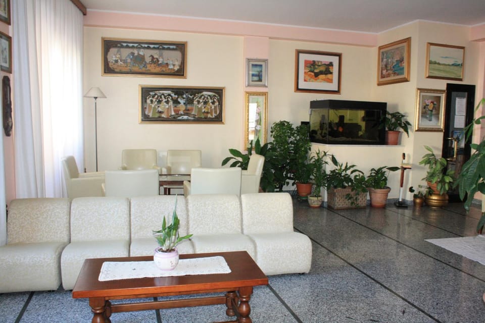Communal lounge/ TV room