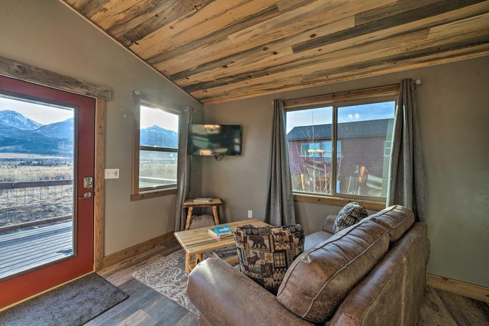 Romantic Mountain Getaway - 1 Hour to Yellowstone! House in Pray