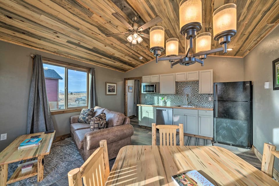 Romantic Gem w/ Mtn Views! Day Trip to Yellowstone House in Pray