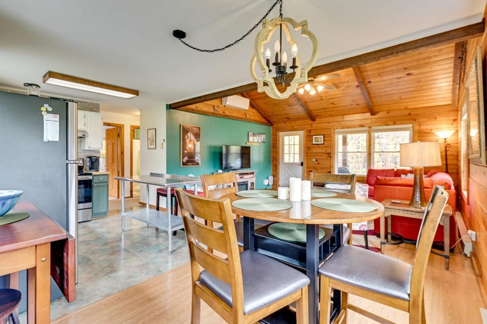 High Peak Heaven: Cozy Log Cabin on 1 Acre! Cabin in Capital District, NY, USA