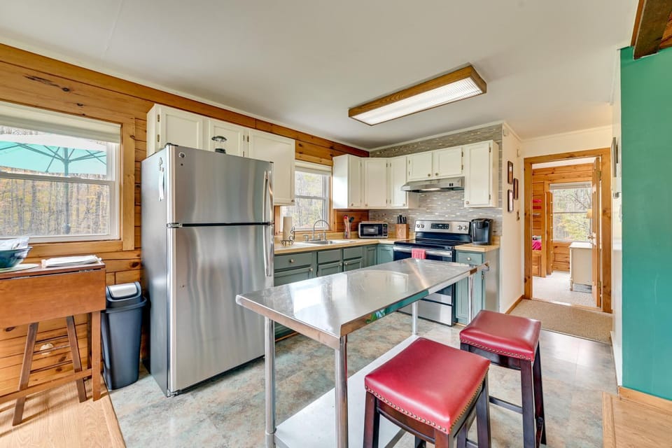 High Peak Heaven: Cozy Log Cabin on 1 Acre! Cabin in Capital District, NY, USA