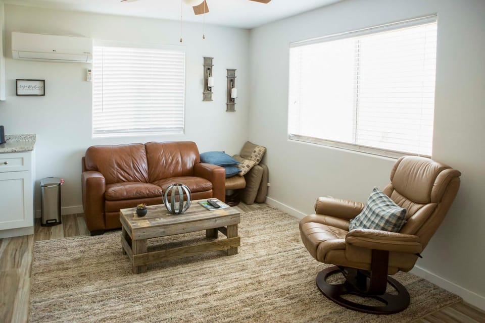 Poolside Relaxation: Couple's Retreat in Peoria! Apartment in Glendale